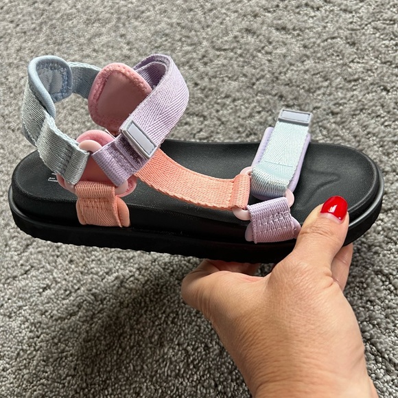 Gap sport sandals size 1-2 - Picture 7 of 11